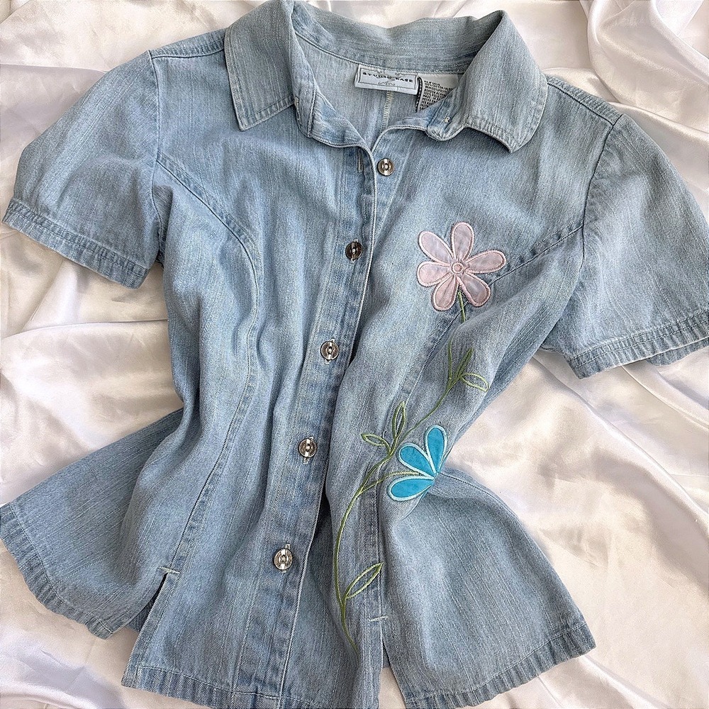 Studio Ease Women Light Wash Denim Floral Embroidered Short Sleeve Button Up Top